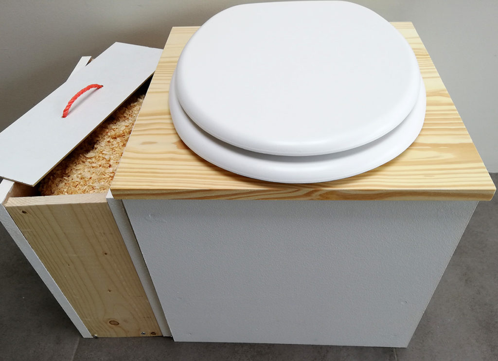 toilette sèche en bois